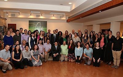 US Ambassador to Israel Dan Shapiro (standing center) surround by the 65 Israeli and American Fulbright awardees at the May 28, 2015 ceremony (Photo credit: Courtesy)