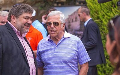 Jon Medved (L) and Robert Kraft review Israeli start-ups, Sunday, June 21, 2015 (Courtesy)
