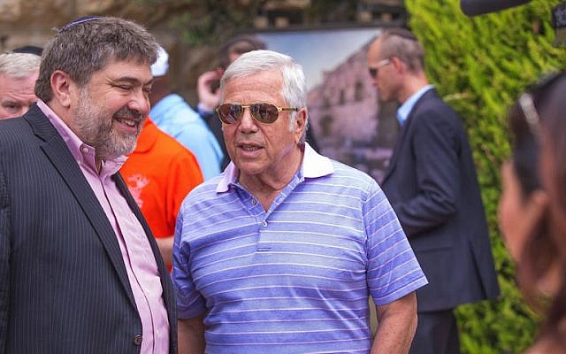 Jon Medved (L) and Robert Kraft review Israeli start-ups, Sunday, June 21, 2015 (Courtesy)