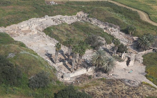 Aerial photograph of the Umayyad palace at Khirbat al-Minya (photo courtesy of Minya Excavations, The Hebrew University of Jerusalem, Ilan Arad) Aerial photograph of the Umayyad palace at Khirbat al-Minya (photo courtesy of Minya Excavations, The Hebrew University of Jerusalem, Ilan Arad)