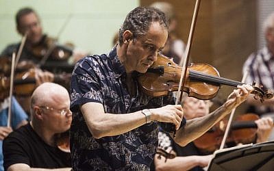 Violinist Eugene Drucker practices with the Raanana Symphonette Orchestra during a rehearsal concert at the Music Hall in Raanana, central Israel on May 27, 2015.  (Dan Balilty/AP)