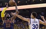 Cleveland Cavaliers forward LeBron James (23) shoots against Golden State Warriors guard Stephen Curry (30) during the first half of Game 5 of basketball's NBA Finals in Oakland, Calif., Sunday, June 14, 2015. (AP/Ben Margot)