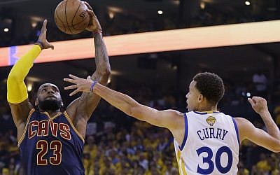 Cleveland Cavaliers forward LeBron James (23) shoots against Golden State Warriors guard Stephen Curry (30) during the first half of Game 5 of basketball's NBA Finals in Oakland, Calif., Sunday, June 14, 2015. (AP/Ben Margot)