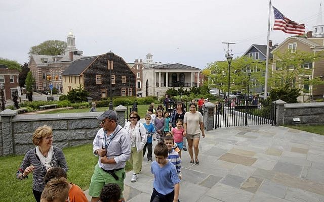 Children from an area school visit Touro Synagogue, the nation's oldest, in Newport, R.I. (AP Photo/Stephan Savoia) Children from an area school visit Touro Synagogue, the nation's oldest, in Newport, R.I. (AP Photo/Stephan Savoia)