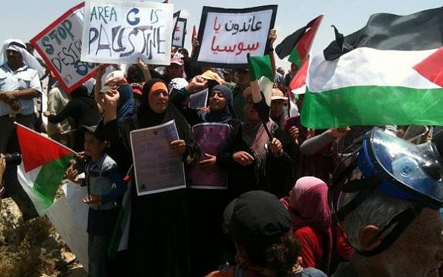 Palestinian residents of Sussiya demonstrate against court ruling allowing the demolition of the village located in the southeast of Hebron on June 22, 2012. (Photo credit: CC BY-SA Mr. Kate, Wikimedia Commons) Palestinian residents of Sussiya demonstrate against court ruling allowing the demolition of the village located in the southeast of Hebron on June 22, 2012. (Photo credit: CC BY-SA Mr. Kate, Wikimedia Commons)