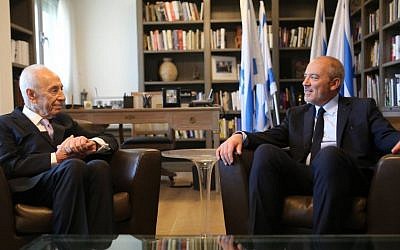 Former president Shimon Peres hosts visiting Orange CEO Stephane Richard on June 12, 2015 (via Facebook)