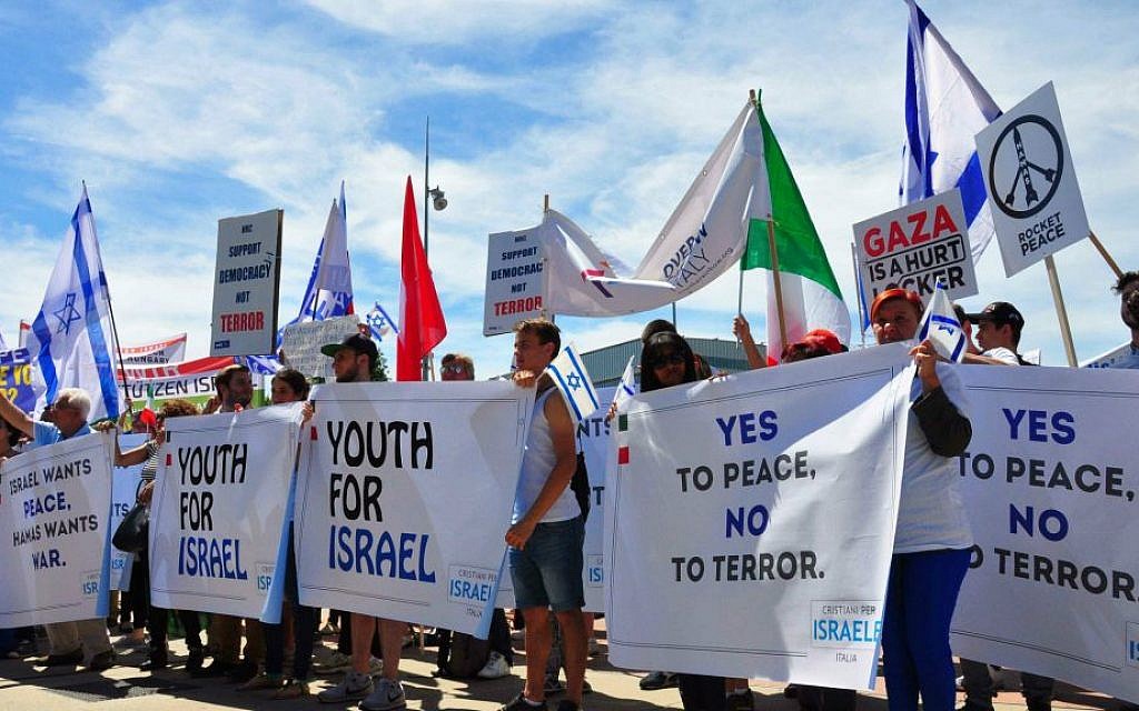 Supporters of Israel rallying outside the UN building in Geneva as the Human Rights Council met, June 29,  2015 (World Jewish Congress)