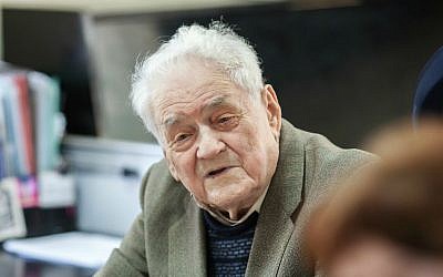 Arkady Gentler, 95, sings Yiddish classics at the JCC, May 20, 2015. (photo credit: Anna Moskalkova/WJR)