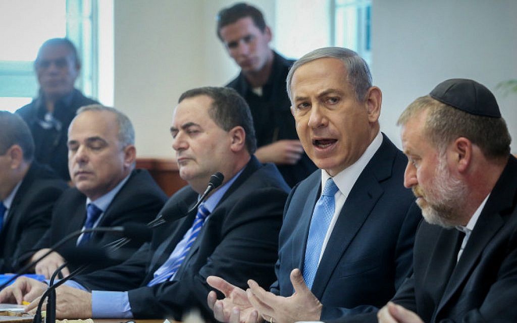 Prime Minister Benjamin Netanyahu, second from right,  alongside Cabinet Secretary Avichai Mandelblit (right),  and security cabinet members Transportation Minister Yisrael Katz, National Infrastructure Minister Yuval Steinitz and Public Security Minister Gilad Erdan, May 31, 2015. (Marc Israel Sellem/ POOL)