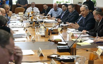 Prime Minister Benjamin Netanyahu leads the weekly cabinet meeting in Jerusalem on June 7, 2015. Photo by Amit Shabi/Flash90