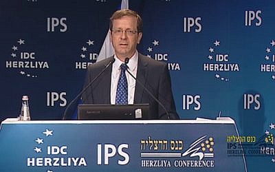 Zionist Union leader Isaac Herzog speaks at the Herzliya Conference, June 7, 2015. (Screen capture: Herzliya Conference)