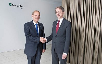 Israeli Ambassador to Germany Yakov Hadas-Handelsman (left) with Fraunhofer SIT's CEO Prof. Dr. Michael Waidner (Courtesy)