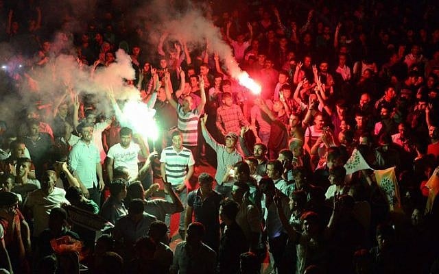 Supporters of the pro-Kurdish Peoples' Democratic Party (HDP) celebrate the results of the legislative election in Diyarbakir on June 7, 2015 (AFP/ILYAS AKENGIN) 