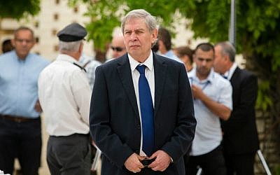 Mossad head Tamir Pardo at Mount Herzl military cemetery on April 30, 2014 (David Vaaknini/ pool/ Flash 90)