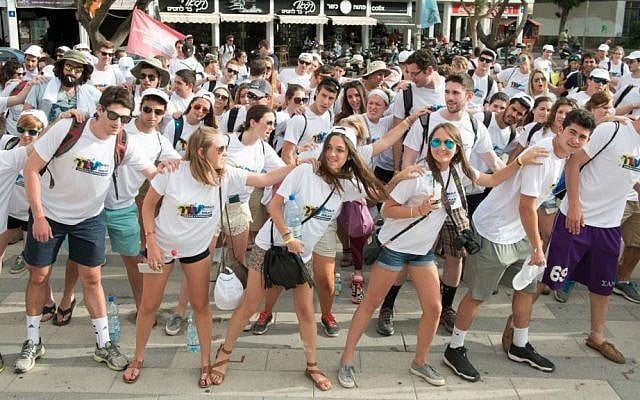 Birthright Israel participants dance on Tel Aviv's Rothschild Boulevard, June 2015. (Nimrod Saunders)