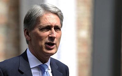British Foreign Secretary Philip Hammond addresses the media in front of the Palais Coburg Hotel, venue of the nuclear talks in Vienna, Austria on July 2, 2015. (AFP PHOTO / SAMUEL KUBANI)