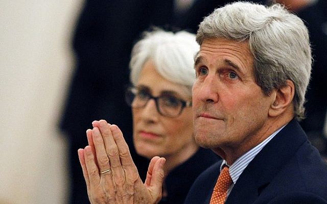 US Secretary of State John Kerry (R) and US Under Secretary for Political Affairs Wendy Sherman (L) meet with foreign ministers of Germany, France, China, Britain, Russia and the European Union at a hotel in Vienna, Austria on July 7, 2015. (AFP PHOTO / POOL / CARLOS BARRIA)