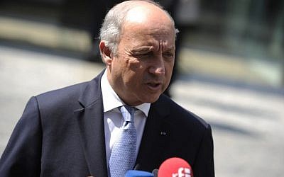 French Foreign Minister Laurent Fabius speaks to journalists in front of the Palais Coburg Hotel, where the Iran nuclear talks meetings are being held, in Vienna, Austria on July 7, 2015. (AFP PHOTO/SAMUEL KUBANI)