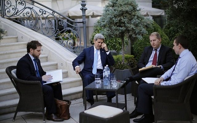 US Secretary of State John Kerry (C) and State Department Chief of Staff Jon Finer (L) meet with members of the US delegation at the garden of the Palais Coburg hotel where the Iran nuclear talks are being held in Vienna, Austria July 10, 2015. (AFP/Pool/Carlos Barria)