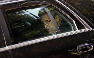 US Secretary of State John Kerrysits inside of his limousine as he leaves his hotel on the way to mass at the St Stephen's Cathedral in Vienna, Austria July 12, 2015 where the Iran nuclear talks meetings are being held.  (AFP / POOL / CARLOS BARRIA)