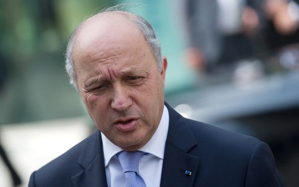 French Foreign Minister Laurent Fabius speaks to journalists in front of the Palais Coburg Hotel, where the Iran nuclear talks meetings are being held, in Vienna, Austria on July 12, 2015. ( AFP PHOTO / SAMUEL KUBANI)