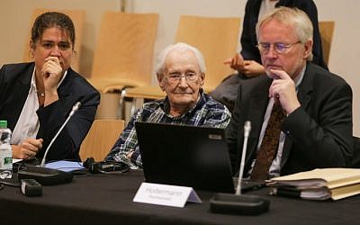 Defendant Oskar Groening (C) sits between his lawyers Hans Holtermann (R) and Susanne Frangenberg prior to a session of his trial on July 14, 2015 at court in Lueneburg, northern Germany. (AFP PHOTO / POOL / AXEL HEIMKEN)