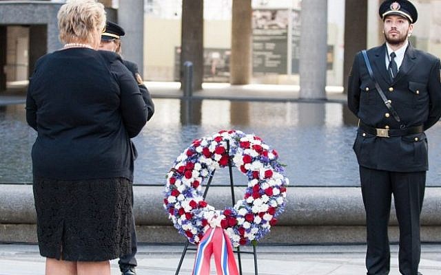 NORWAY-ATTACK-ANNIVERSARY Norway's Prime Minister Erna Solberg attend a wreath laying ceremony near the government building damage by the bomb attack four years ago in Oslo, onJuly 22, 2015. (AFP PHOTO / NTB SCANPIX / Audun Braastad)