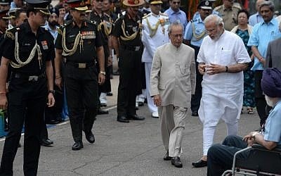 Indian Prime Minister Narendra Modi, right, and President Pranab Mukherjee seen surrounded by members of staff in New Delhi, July 28, 2015. (AFP/PRAKASH SINGH)