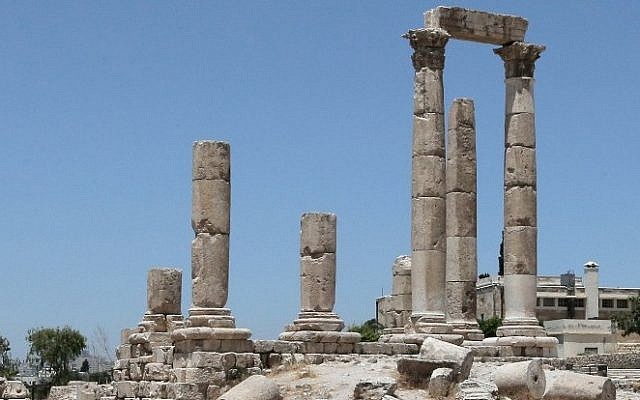 A general view taken on June 30, 2015 shows tourists visiting the ruins Jabal Al-Qala'a (The Castle Mountain) in the Jordanian capital, Amman.  (AFP PHOTO / KHALIL MAZRAAWI)