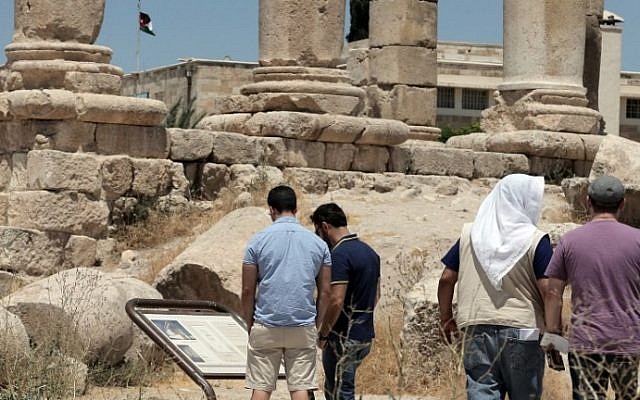 Tourists visiting the ruins Jabal Al-Qala'a (The Castle Mountain) in the Jordanian capital, Amman on June 30, 2015.  (AFP PHOTO / KHALIL MAZRAAWI)