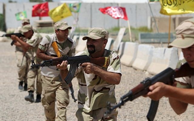 Iraqi Christian volunteer fighters from Baghdad and the northern embattled Mosul governorate, attend a training session in a base at Baghdad airport, in the Iraqi capital on July 1, 2015. (AFP PHOTO / AHMAD AL-RUBAYE)