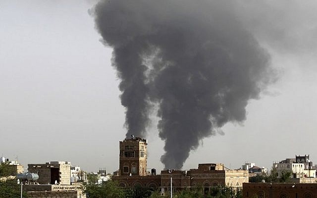 Smoke billows following air-strikes by the Saudi-led coalition on a weapons depot at a military airport, currently controlled by Yemeni Shiite Huthi rebels, on July 7, 2015 in the capital Sanaa. (AFP PHOTO / MOHAMMED HUWAIS)