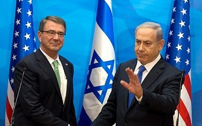 US Defence Secretary Ashton Carter (L) shakes hands with Israeli Prime Minister Benjamin Netanyahu ahead of their meeting in Jerusalem, on July 21, 2015. (AFP PHOTO / POOL / MENAHEM KAHANA)