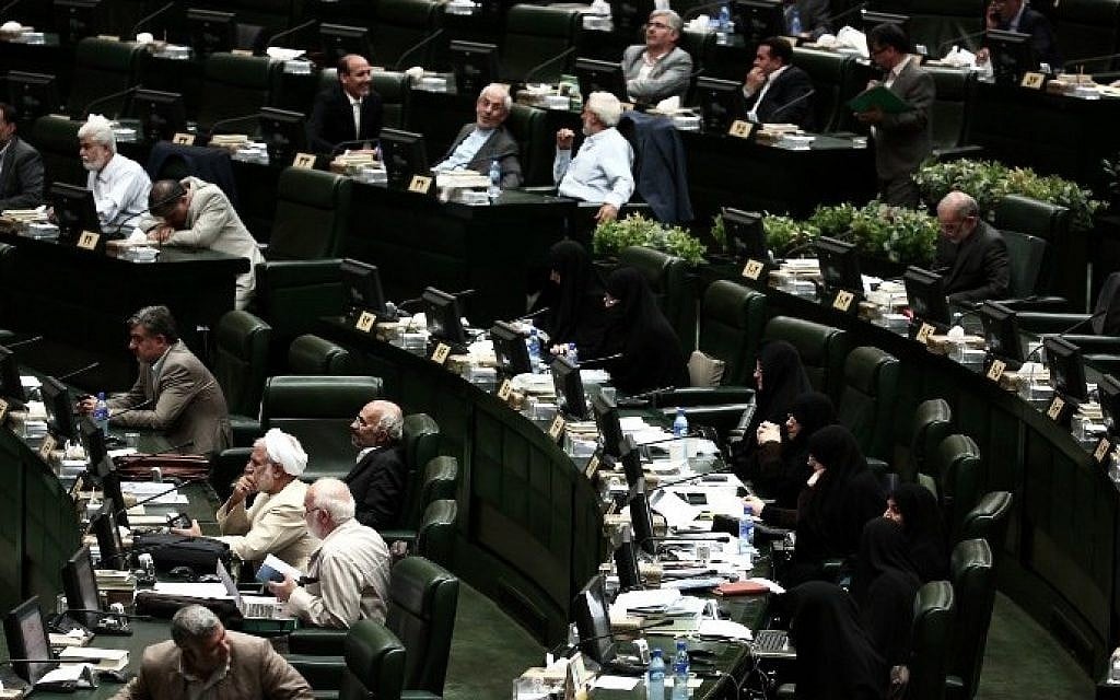 Iranian MPs listen to a speech by Foreign Minister Mohammed Javad Zarif in the parliament building in Tehran, July 21, 2015, defending the nuclear deal. (AFP Photo/Behrouz Mehri)