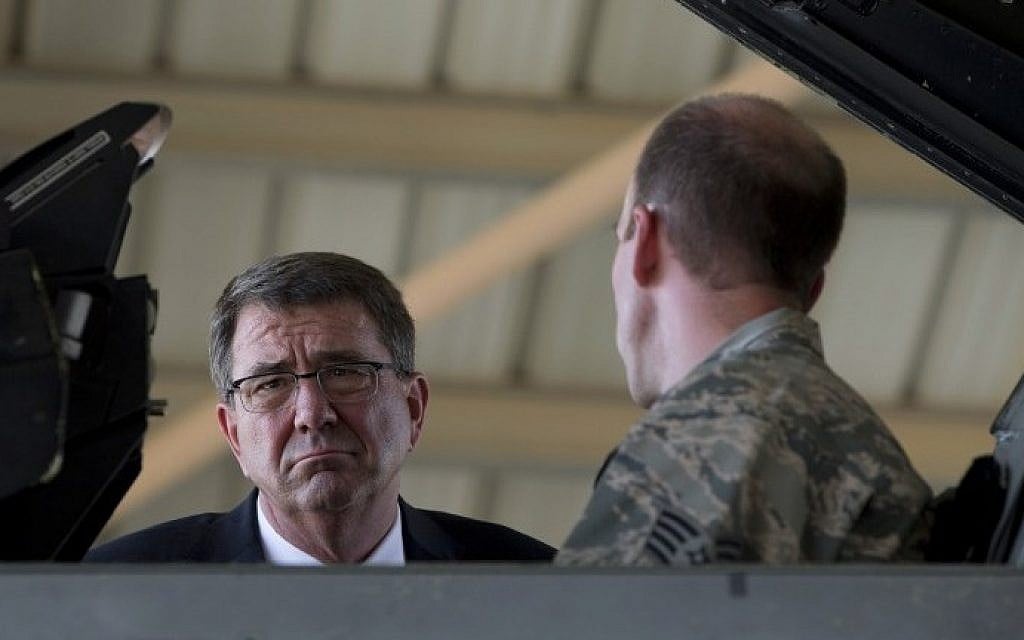 US Defence Secretary Ashton Carter talks with an American F-16 Air Force fighter pilot at a Jordanian Air Base on July 21, 2015. (AFP PHOTO / POOL / CAROLYN KASTER)