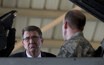 US Defence Secretary Ashton Carter talks with an American F-16 Air Force fighter pilot at a Jordanian Air Base on July 21, 2015. (AFP PHOTO / POOL / CAROLYN KASTER)