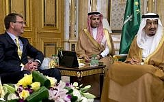 US Defense Secretary Ashton Carter, left,  meets with Saudi King Salman at Al-Salam Palace in Jeddah on July 22, 2015. (AFP/POOL/CAROLYN KASTER)