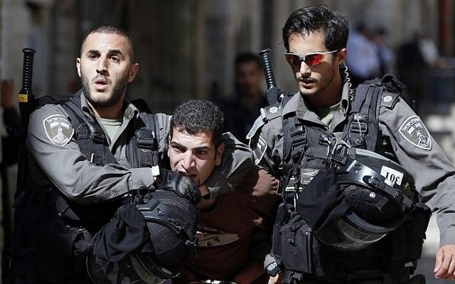 Israeli security forces arrest a Palestinian man during clashes between Palestinian protesters and Israeli police in Jerusalem's Old City on July 26, 2015. (AFP PHOTO / AHMAD GHARABLI) Israeli security forces arrest a Palestinian man during clashes between Palestinian protesters and Israeli police in Jerusalem's Old City on July 26, 2015. (AFP PHOTO / AHMAD GHARABLI)