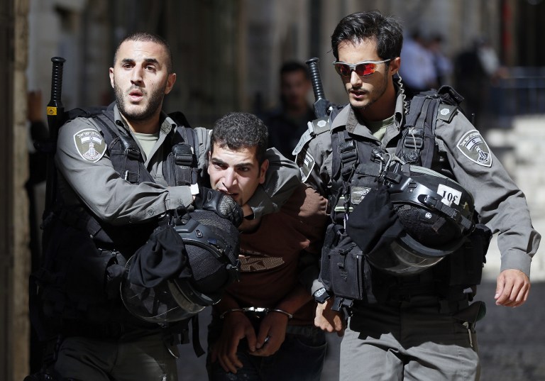 Israeli security forces arrest a Palestinian man during clashes between Palestinian protesters and Israeli police in Jerusalem's Old City on July 26, 2015. (AFP PHOTO / AHMAD GHARABLI) Israeli security forces arrest a Palestinian man during clashes between Palestinian protesters and Israeli police in Jerusalem's Old City on July 26, 2015. (AFP PHOTO / AHMAD GHARABLI)