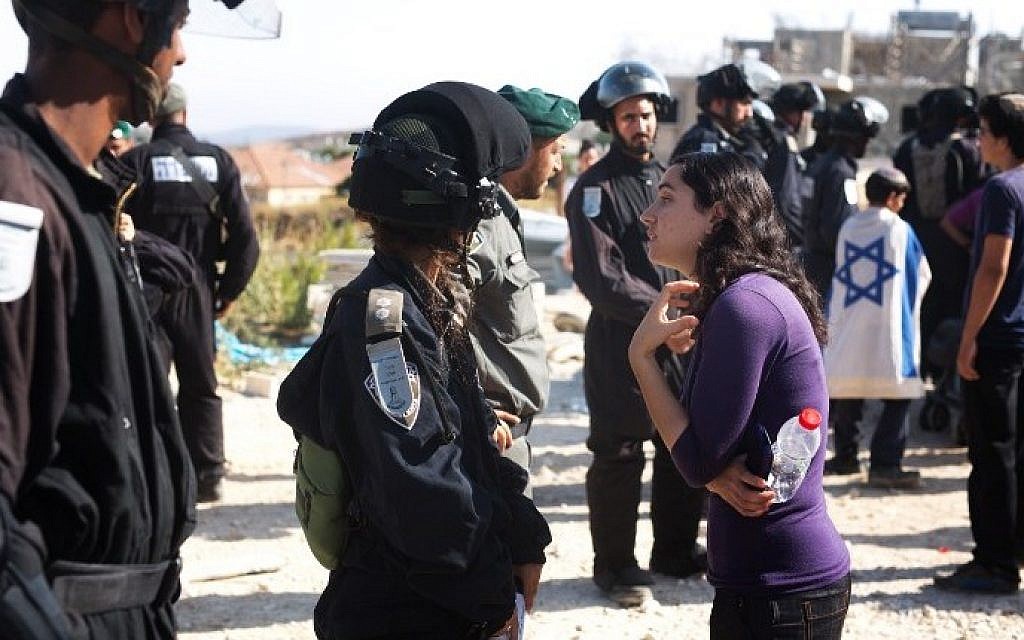A Jewish settler is blocked by Israeli security forces, after a border police unit evacuated settlers from the so-called Dreinoff buildings which were due to be demolished under Israeli court ruling, in the settlement of Bet El, north of Ramallah, in the West Bank, 28 July, 2015. (AFP/MENAHEM KAHANA)