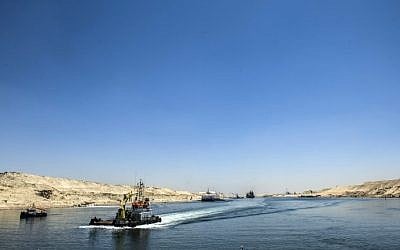 Boats crossing the new waterway at the new Suez Canal in the Egyptian port city of Ismailia, east of Cairo, July 29, 2015. (AFP/ KHALED DESOUKI)