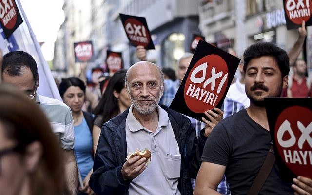 Turkish leftist people marched with placards reading "NO" in solidarity with Greek people on July 4, 2015 at the Istiklal avenue in Istanbul, on the eve of the Greek referendum on its bailout terms. (AFP/OZAN KOSE)