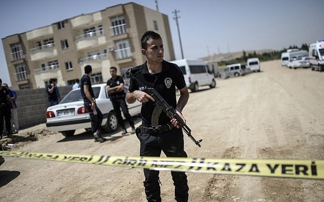 Turkish police stand near a building, where two police officers were found shot dead at their home on July 22, 2015 in the Turkish town of Ceylanpinar on the border with Syria. (AFP/BULENT KILIC) Turkish police stand near a building, where two police officers were found shot dead at their home on July 22, 2015 in the Turkish town of Ceylanpinar on the border with Syria. (AFP/BULENT KILIC)