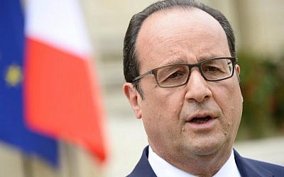 French President Francois Hollande makes a statement in front of Cote d'Or and Bourgogne prefecture on July 23, 2015 in the central eastern city of Dijon after a meeting with leaders of farmers unions and public investors. (AFP Photo/Bertrand Guay)