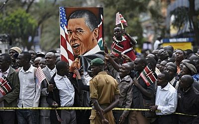 Crowds of Kenyans gather near the Memorial Park on July 25, 2015 in the city center of Nairobi to watch US President Barack Obama's convoy during his first visit to the country since his election. (AFP PHOTO/CARL DE SOUZA)