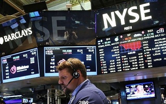 A trader works on the floor of the New York Stock Exchange (NYSE), New York City, July 21, 2015.
(Spencer Platt/Getty Images/AFP) A trader works on the floor of the New York Stock Exchange (NYSE), New York City, July 21, 2015.
(Spencer Platt/Getty Images/AFP)