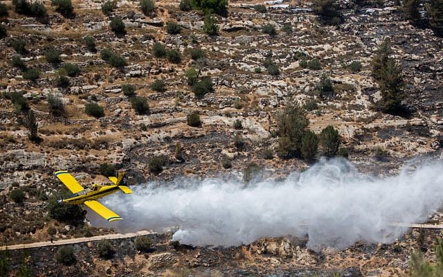 Israeli firefighter airplanes try to extinguish a large fire raging near Jerusalem’s Ein Yael on July 5, 2015. (Yonatan Sindel/Flash90) Israeli firefighter airplanes try to extinguish a large fire raging near Jerusalem’s Ein Yael on July 5, 2015. (Yonatan Sindel/Flash90)