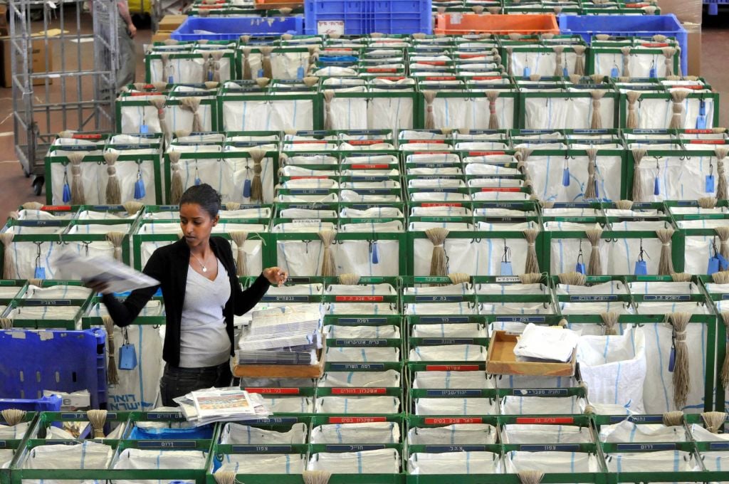 A postal service sorting hall in Tel Aviv (Photo credit: Yossi Zeleger/Flash 90)