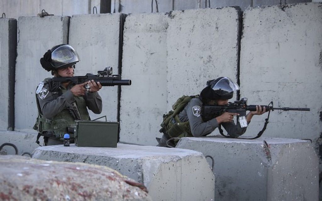 File: Border Police officers at the Qalandiya checkpoint near the West Bank city of Ramallah, June 30, 2015. (STR/Flash90)