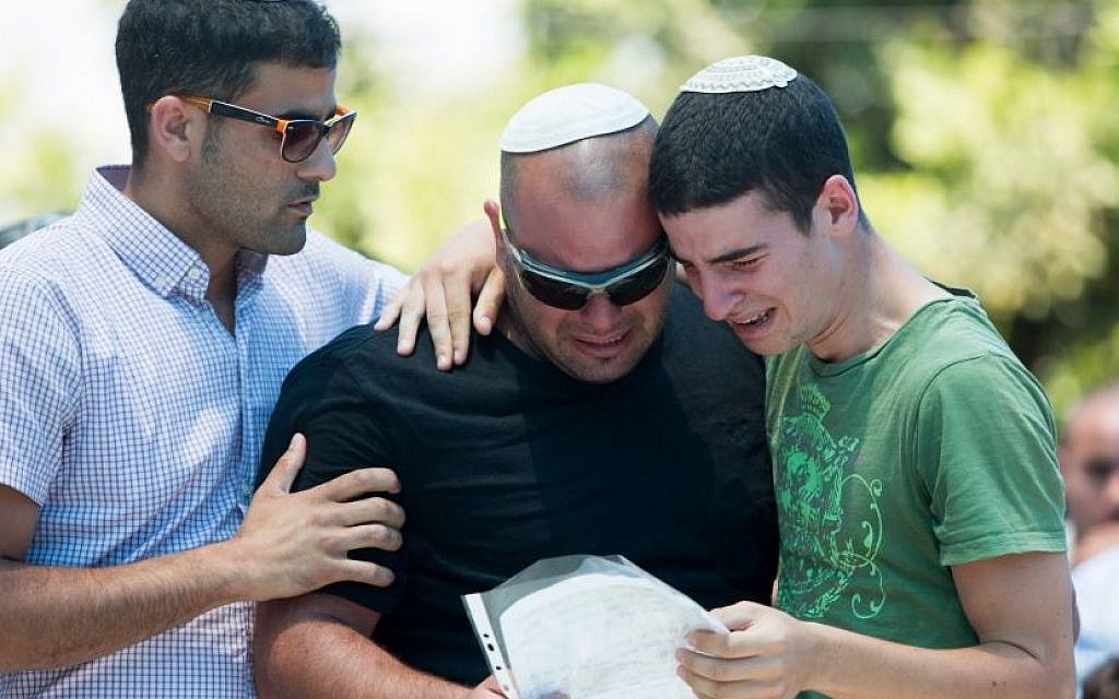 The Family of Malachy Moshe Rosenfeld mourn near his body during his funeral at Kohav Hashahar in West Bank, July 01, 2015. (Yonatan Sindel/FLASH90)